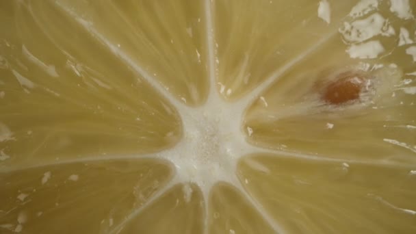 Eine Scheiben Geschnittene Zitrone Rotiert Auf Schwarzem Hintergrund Dolly Schieberegler — Stockvideo