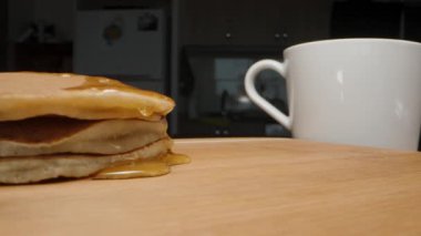 Bal damlayan bir yığın krep. Dolly kaydırıcı aşırı yakın çekim.