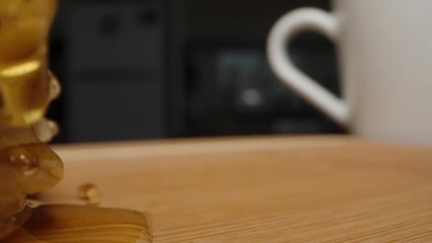 Een Stapel Pannenkoeken Besprenkeld Met Honing Een Mok Tafel Dolly — Stockvideo