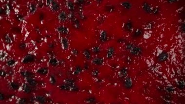 Kırmızı hamurlu dilimlenmiş pitahaya siyah arka planda döner, süper makro fotoğraf. yukarı kaydır