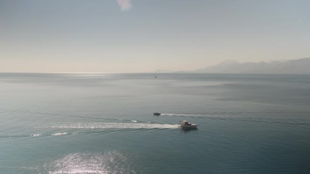 Dos Barcos Mar Navegan Uno Hacia Otro Sol Montañas Vista — Vídeo de stock