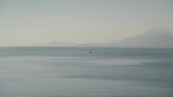 Panorama Van Bergen Zee Het Jacht Verte Uitzicht Van Bovenaf — Stockvideo