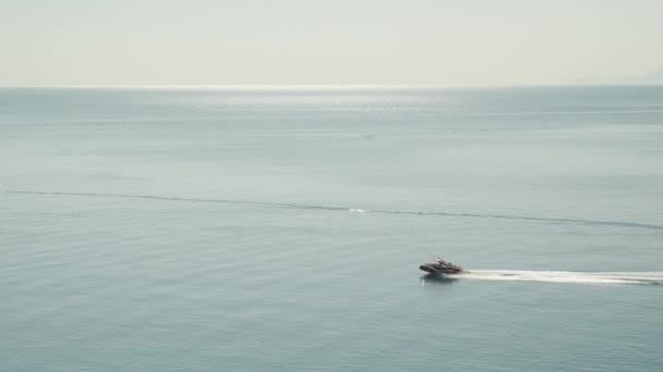 Kırmızı Tekne Denizde Hızlı Hareket Ediyor Güneşli Hava — Stok video