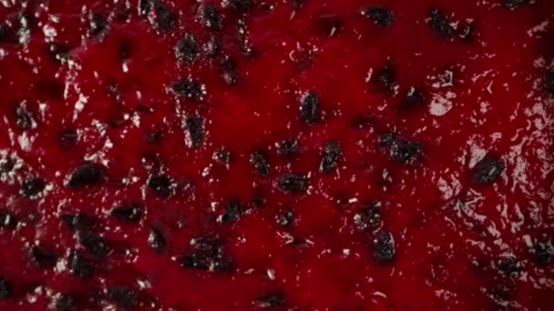 Plastry Pitahaya Czerwoną Miazgą Obraca Się Czarnym Tle Super Makro — Wideo stockowe