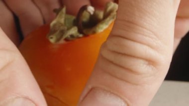 Hurmayı iki parçaya ayırıp kapatıyorum, kamera içinden geçiyor. Dolly kaydırıcı aşırı yakın çekim.