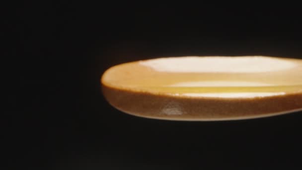Bring Wooden Spoon Olive Oil Camera Pour Out Black Background — Stock Video