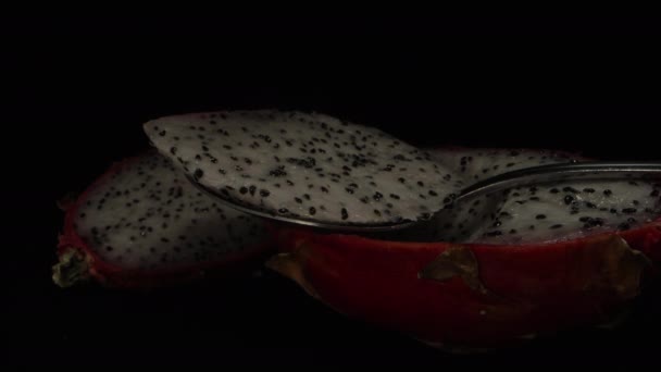 Dwie Połówki Pitahaya Białą Miazgą Łyżce Pojawia Się Cienia Czarnym — Wideo stockowe