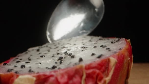 Jag Plockar Det Vita Fruktköttet Från Pitahayan Med Sked Kameran — Stockvideo