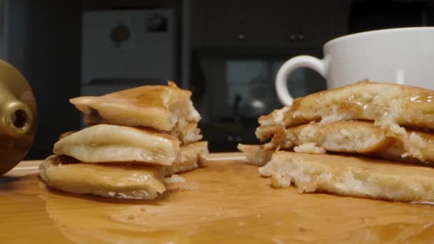 Die Kamera Geht Durch Die Mit Honig Übergossenen Pfannkuchen Dolly — Stockvideo