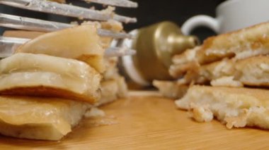 Çatalla balla bir yığın krep kırıyorum. aşırı yakın çekim.