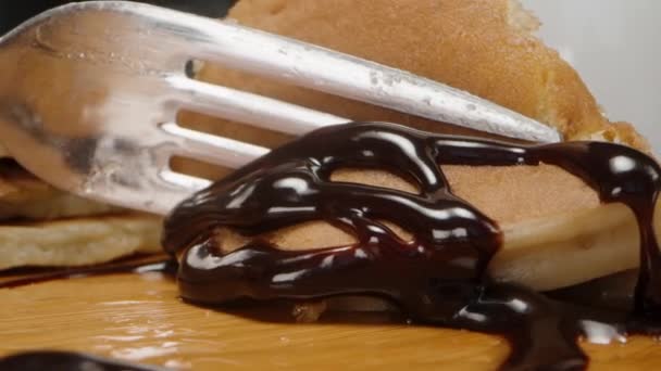 Parto Pedaço Panquecas Com Chocolate Com Garfo Close Extremo — Vídeo de Stock