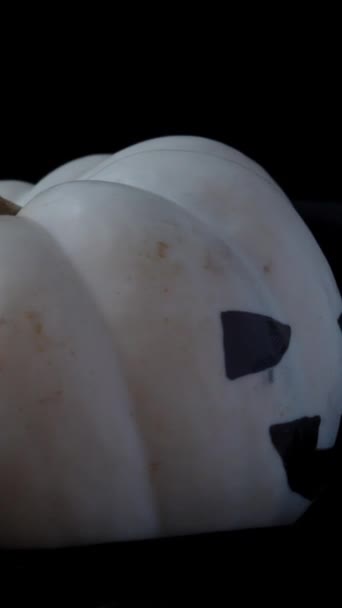 Vidéo Verticale Citrouille Blanche Décorée Pour Halloween Tournant Sur Fond — Video