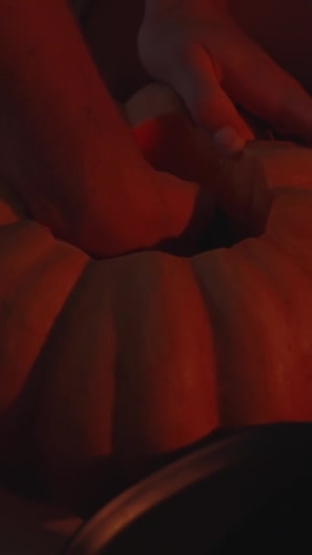 Video Verticale Una Giovane Donna Intagliando Una Zucca Halloween Notte — Video Stock