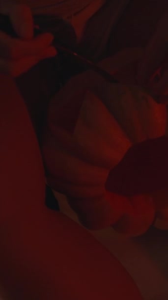 Video Verticale Una Giovane Donna Circondata Lume Candela Rosso Ritaglia — Video Stock