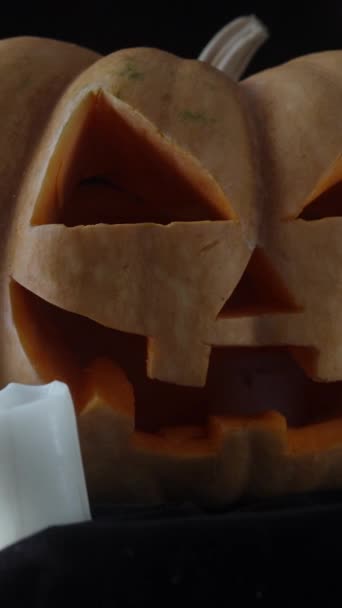 Pionowe Wideo Dwie Pomarańczowo Białe Dynie Halloween Czarnym Tle Zdmuchnę — Wideo stockowe