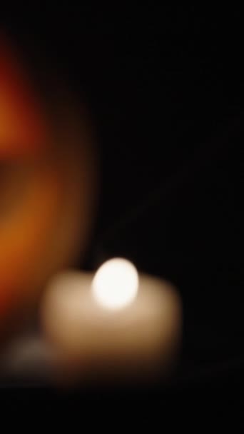 Vertikales Video Zwei Halloween Kürbisse Einer Weiß Mit Kerzen Die — Stockvideo
