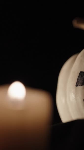Vertikales Video Ein Weißer Halloween Kürbis Und Eine Kerze Großaufnahme — Stockvideo