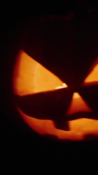 Vertikales Video Ein Halloween Kürbis Fliegt Den Nachthimmel Inneren Brennen — Stockvideo