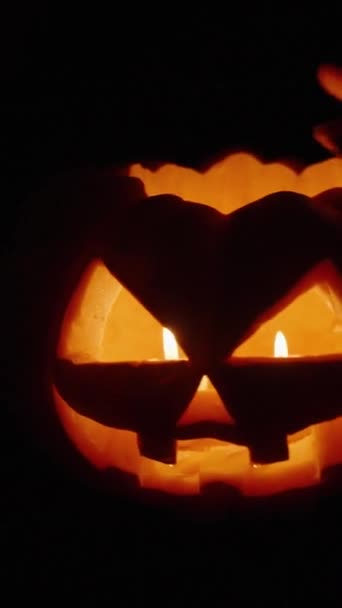 Dikey Video Karanlıktan Bir Çıkıyor Cadılar Bayramı Balkabağının Üzerinde Daireler — Stok video