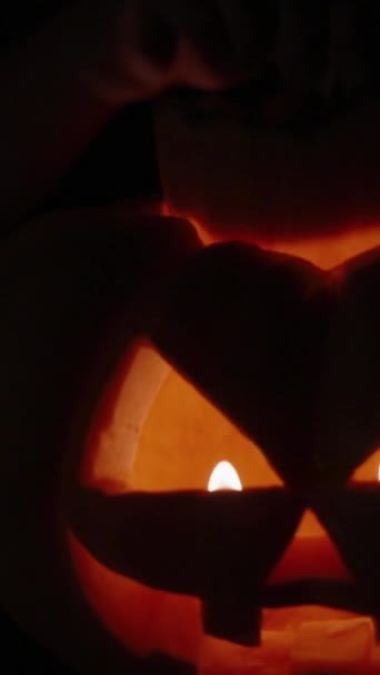 Video Verticale Una Zucca Halloween Nel Buio Sollevo Coperchio Spengo — Video Stock