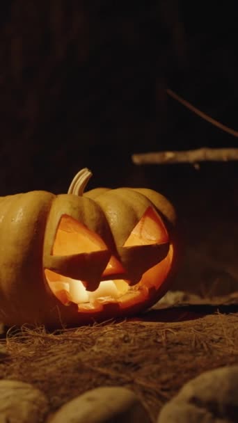 Videoclip Vertical Dovleac Halloween Mormânt Înconjurat Pietre Vedere Noapte Aproape — Videoclip de stoc