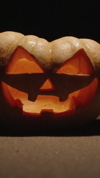 Vertikal Video Halloweenpumpa Vid Havet Vågor Som Sköljer Över Den — Stockvideo