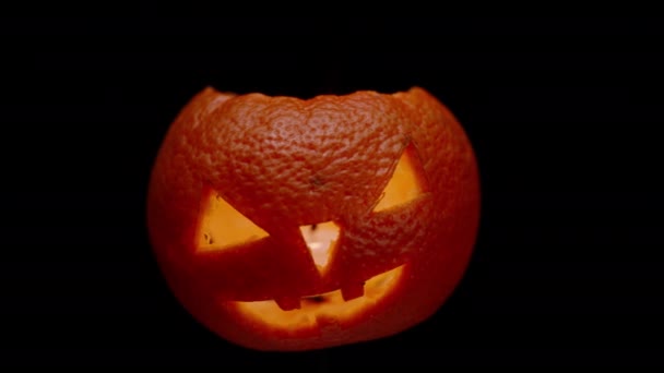 Ein Eine Mandarinenschale Geschnitztes Jack Laternengesicht Mit Einer Kerze Inneren — Stockvideo
