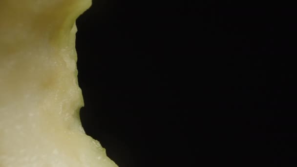 Ein Angebissener Grüner Apfel Rotiert Auf Schwarzem Hintergrund Die Kamera — Stockvideo