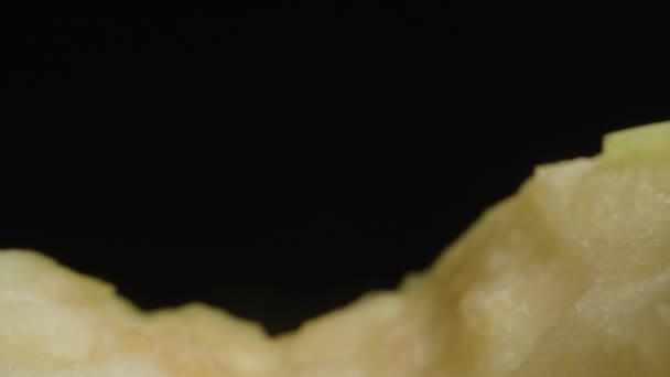 Ein Angebissener Grüner Apfel Rotiert Auf Schwarzem Hintergrund Dolly Slider — Stockvideo