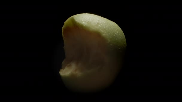 Зеленое Укушенное Яблоко Вращающееся Черном Фоне Крупным Планом — стоковое видео