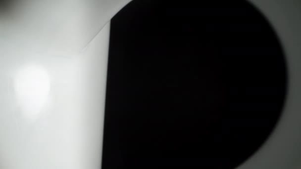 Caméra Passe Travers Poignée Une Tasse Blanche Dans Obscurité Une — Video