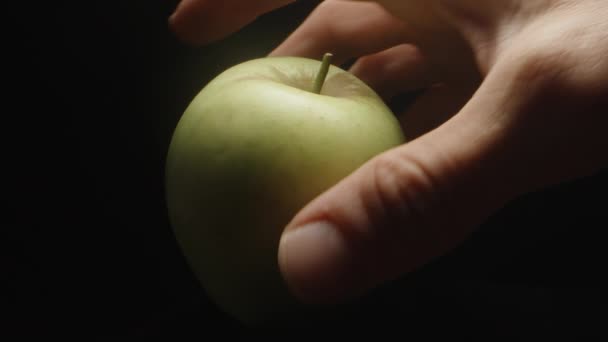 Fogom Zöld Almát Visszaviszem Egyiket Fekete Háttér Lassított Felvétel Közelről — Stock videók