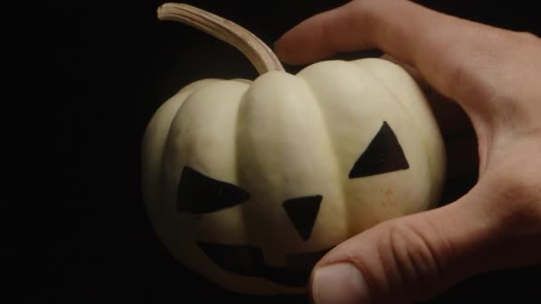 Neem Een Kleine Witte Pompoen Geschilderd Voor Halloween Close Een — Stockvideo
