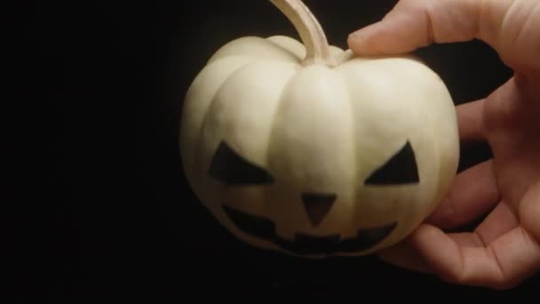 Giro Uma Pequena Abóbora Branca Pintada Para Halloween Com Minha — Vídeo de Stock