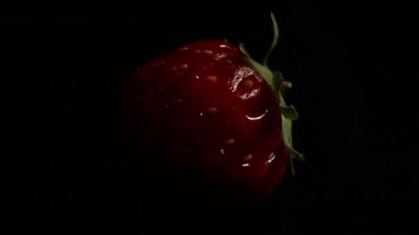 Fresas Con Huesos Pequeños Ella Aparece Fuera Oscuridad Primer Plano — Vídeo de stock