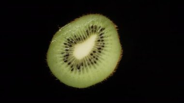 Kesilen kivinin yarısı siyah arka planda dönüyor. Yakın plan..