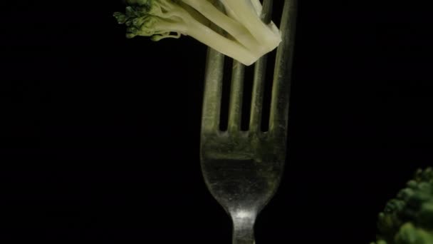 Brócoli Tenedor Gira Sobre Fondo Negro Dolly Slider Extrema Primer — Vídeo de stock