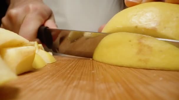 Cook Κόβει Κυδώνι Για Πίτα Είναι Δύσκολο Και Τραπέζι Ταλαντεύεται — Αρχείο Βίντεο