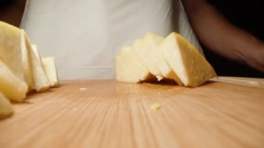 Ayvayı küp küp kesiyorum ve kamera yaklaştıkça sağa kaydırıyorum. Dolly kaydırıcı aşırı yakın çekim.