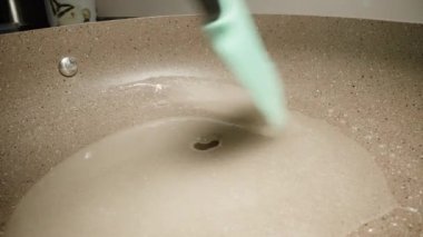 Şekeri tavada eritiyorum, tatlı bir dolgu hazırlıyorum..