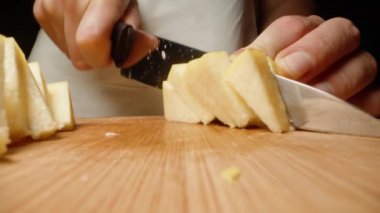 Ayvayı küp küp kesiyorum ve kamera yaklaştıkça sağa kaydırıyorum. Dolly kaydırıcı aşırı yakın çekim.