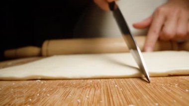 Tahta bir oklavayla yuvarlamak için böreği ikiye böldüm..