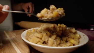 Hamurun üzerine bir kaşık dolusu ayva ve ceviz koydum..