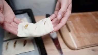 Genç bayan pastaları bir tepsiye koydu..