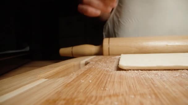 Masaya Bir Parça Puf Böreği Koydum Ahşap Bir Oklava Ile — Stok video