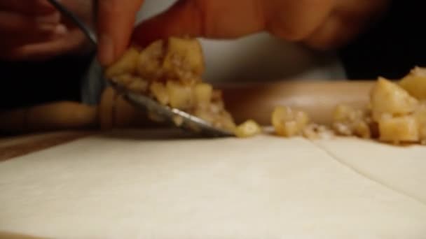 Rozprostřel Jsem Náplň Formě Jablek Quinces Vlašských Ořechů Listové Těsto — Stock video