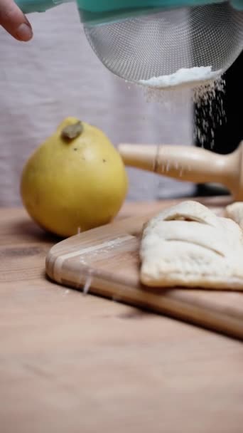 Elma Fındıklı Turtalar Üzerine Pudra Şekeri Serpin Yavaş Çekim Dikey — Stok video