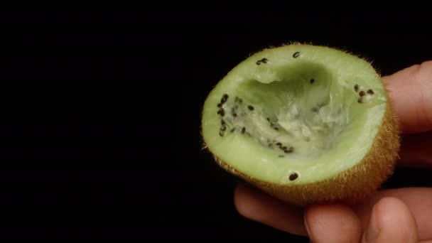 Eine Halbe Kiwi Mit Gepflücktem Fruchtfleisch Ich Bringe Sie Die — Stockvideo