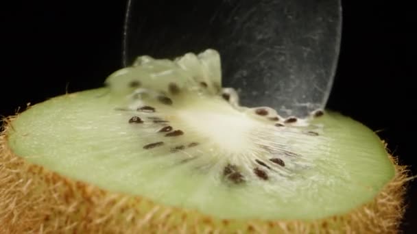 Ich Schöpfe Das Fruchtfleisch Mit Einem Löffel Aus Der Kiwi — Stockvideo