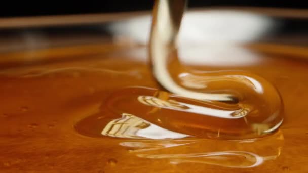 Een Dikke Druppel Honing Stroomt Spiraalsgewijs Naar Beneden Een Extreem — Stockvideo